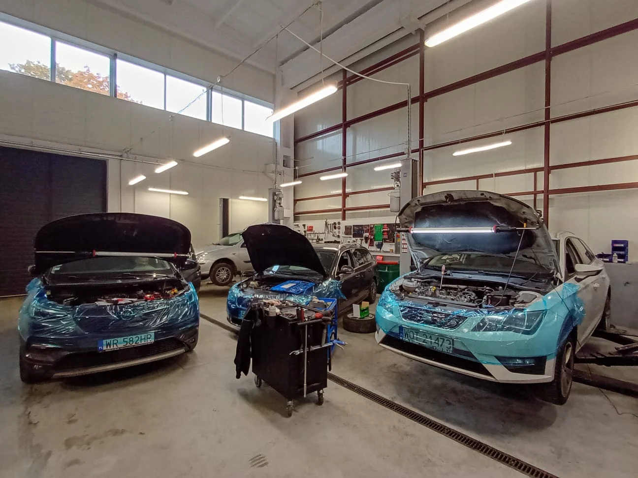 Wnętrze hali serwisowej AutoKlinika Łódź – samochody na stanowiskach, mechanika i diagnostyka pojazdowa
